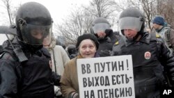 Polisi Rusia menangkap seorang partisipan unjuk rasa tanpa ijin di St. Petersburg, Rusia, 29 April 2017. (AP Photo/Dmitri Lovetsky).