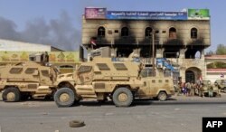 FILE - Yemeni pro-government forces gather on the eastern outskirts of Hodeida, as they continue their battle to wrestle control of the city from Houthi rebels, Nov. 8, 2018.
