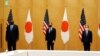 美国国务卿布林肯（中）和美防长奥斯汀（左）在东京与日本首相菅义伟合影。（法新社 2021年3月16日）