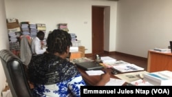 Deux agents de la commission nationale anticorruption au Cameroun dans la salle du numéro vert, le 5 mai 2018. (VOA/Emmanuel Jules Ntap)