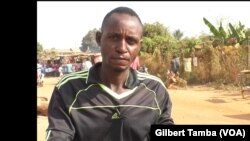 Ayouba Samaila, conducteur de moto taxi (VOA / Gilbert Tamba)