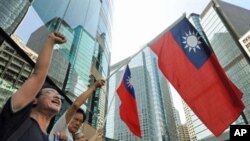 一些反日抗议者在日本驻香港领事馆附近抗议日本扣押中国渔船船长