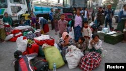 Orang-orang meninggalkan Laukkai, ibukota Kokang di negara bagian Shan, tiba di stasiun bis Mandalay 14 Februari 2015.