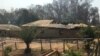 Une maison brûlée lors des attaques à Alindao, Centrafrique, le 29 novembre 2018. (VOA/ Felix Yepassis-Zembrou)