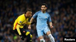 Ilkay Gundogan de Manchester City tente de dribbler Roberto Pereyra de Watford lors d'un match de Premier League, Manchester le 14 décembre 2016.
