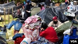 ARCHIVO - Migrantes venezolanos en campamentos en Bogotá.