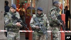 Petugas keamanan bersiaga setelah terjadi serangan terhadap tiga tentara oleh seorang bersenjata pisau di pusat komunitas Yahudi di Nice, Perancis (3/2).