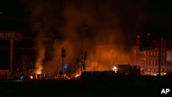 У Харкові палають пожежі після кількох атак дронами з боку Росії по цивільній інфраструктурі міста. Влада просить протиракетні засоби захисту для порятунку життя людей. AP Photo/Alex Babenko
