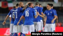 Danielle De Rossi, à gauche célébrant son but avec ses coéquipiers après avoir marqué contre la Finland, Italie le 6 juin 2016 REUTERS/Giorgio Perottino