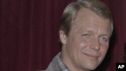 ARCHIVO - David Soul es fotografiado en un evento en Los Ángeles, el 6 de diciembre de 1983.