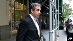 Michael Cohen, exabogado personal del presidente Donald Trump sale de su apartamento en Nueva York el 21 de agosto de 2018.