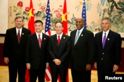 2009年10月29日，（左起）美国农业部长维尔萨克，商务部长骆家辉，中国副总理王岐山，美国贸易代表科克，美国驻华大使洪博培在杭州参加美中对话期间合影。