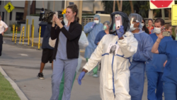 Médicos, enfermeros y personal de emergencia del hospital Mount Sinai de Miami Beach fueron homenajeados por policías y bomberos.