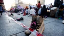 Los zapatos vacíos que representan a las mujeres asesinadas se muestran antes de una marcha convocada por el movimiento "Ni una menos" contra la violencia de género y en demanda del derecho al aborto seguro, libre y legal frente al Congreso Nacional Argentino, en 2019.