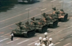 1989年6月5日一名男子在北京长安街上阻挡一排坦克