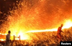 中国大连一座钢铁厂的工人在工作（2015年3月16日）