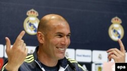 L’entraîneur français du Real Madrid Zinedine Zidane répond à une question lors d'une conférence de presse à l'issue d'une séance d’entrainement à Valdebebas sports, près de Madrid, Espagne, 29 avril 2016. epa / Paco Campos