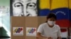 Una mujer vota durante un simulacro electoral antes de las elecciones regionales de noviembre para gobernadores y alcaldes, en Caracas. Octubre 10, 2021.