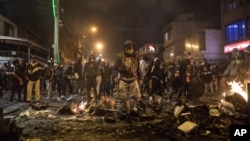 Para demonstran bentrok dengan polisi di distrik Villa Luz, Bogota, Kolombia Rabu malam (9/9). 