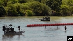Foto de las boyas instaladas en el río Bravo cerca de Eagle Pass, Texas. Foto tomada el 11 de julio de 2023.