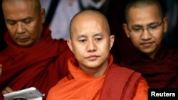 Biksu Buddhis di Myanmar, Wirathu (tengah), pemimpin gerakan ultra-nasionalis 969, dalam sebuah pertemuan mengenai UU Perlindungan Nasional di Yangon, 2013.