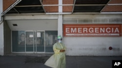 Un médico espera para recibir una inyección de la vacuna Sputnik V contra el COVID-19 en el hospital público Pérez de León II en Caracas, Venezuela. Febrero 19, 2021. Foto AP.