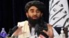 Juru bicara Taliban Zabihullah Mujahid dalam konferensi pers pertama rezim Taliban di Kabul hari Selasa (17/8). 