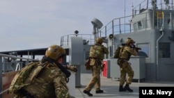英國皇家海軍特種兵進行登艦、搜查和扣船演習（2019年2月18日）