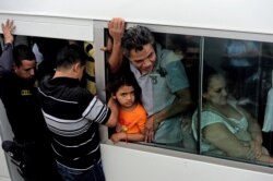 Un policía vigila uno de los autobuses que circula en Apopa, Salvador, en el país de Centroamérica el número de pasajeros que puedan transportar depende de la demanda. [Foto: Archivo]