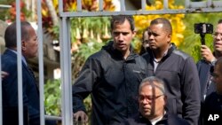 Pemimpin oposisi Venezuela Juan Guaido (kedua dari kiri) mengunjungi rumah pembantu utamanya Roberto Marrero di Caracas, pasca penahanan Marrero hari Kamis (21/3).