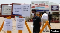 Pemberitahuan mengenai kekurangan Covishield, vaksin virus corona yang diproduksi oleh Serum Institute of India, tampak di luar pusat vaksinasi di Mumbai, India, 20 April 2021. 