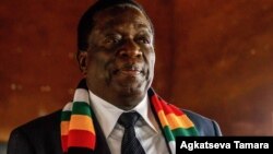 Le président et candidat du Zimbabwe Emmerson Mnangagwa a voté à l'école primaire de Sherwood à Kwekwe le 30 juillet 2018.