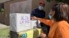 Una ciudadana participa en diciembre de 2020, en Caracas, en la consulta popular convocada por la oposición al gobierno de Nicolás Maduro para rechazar la realización de una elección parlamentaria "fraudulenta", según los partidos del antichavismo.