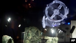 ARCHIVO - Fragmentos del Mecanismo de Anticitera, que se cree es la computadora mecánica más antigua que se conoce y que se exhibe en el Museo Arqueológico de Atenas. Junio 9 de 2016.