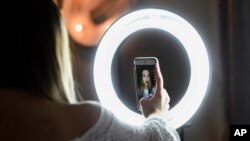 TikTok se ha convertido en una de las aplicaciones favoritas de adolescentes y niños, pero recientemente ha sido señalada de violar la privacidad de los menores.