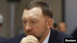 El personal de emergencia se reúne cerca de la escuela primaria Robb luego del tiroteo registrado en la tarde del martes.