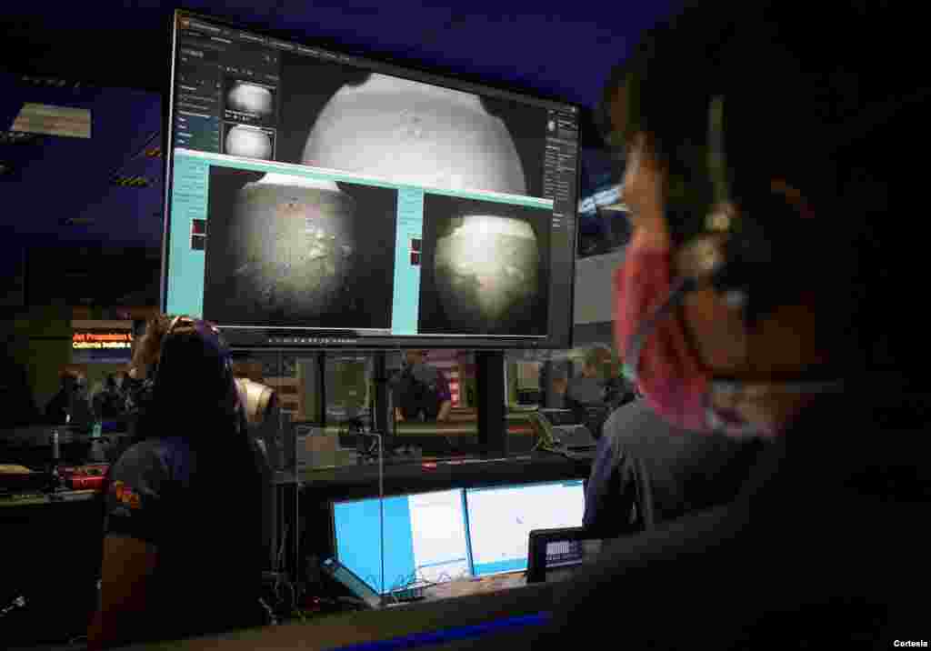 Equipo del rover observa desde la sala de control del Laboratorio de Propulsi&#243;n a Chorro de la NASA en el sur de California mientras llegan las primeras im&#225;genes, momentos despu&#233;s de que la nave espacial aterrizara. [NASA / Bill Ingalls]