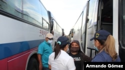 El gobierno de Nicaragua autorizó salida del primer grupo de 100 nicaragüenses desde Panamá, quienes cruzarán Costa Rica en dirección a su país. [Foto: Migración Panamá / Twitter]
