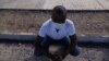 El migrante haitiano Eric Jean Louis, quien hizo el viaje de Chile a Estados Unidos y luego fue deportado por las autoridades estadounidenses de regreso a Puerto Príncipe, toma un descanso en Peumo, en las afueras de Rancagua, Chile, el 2 de diciembre de 2021.