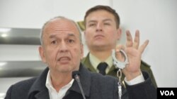 "Que venga a Bolivia; acá están las esposas para llevarlos a Chonchocoro (Cárcel de máxima seguridad)", dijo el ministro del gobierno transitorio de Bolivia, Arturo Murillo.