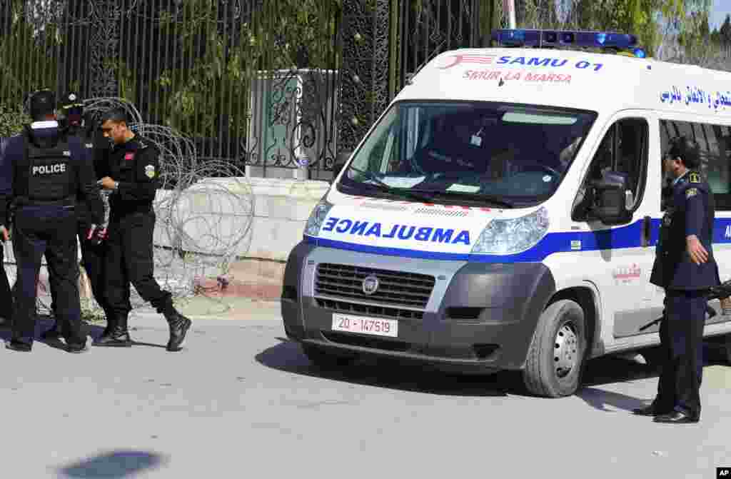 Une ambulance quitte le musée Bardo, mercredi 18 mars 2015 à Tunis, en Tunisie, après que des hommes armés ont ouvert le feu au musée de premier plan dans la capitale de la Tunisie.