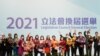 Para kandidat pemilu legislatif Hong Kong merayakan kemenangan mereka di Hong Kong, pada 20 Desember 2021. Mereka yang menang mayoritas adalah para pendukung pemerintahan China. (Foto: Reuters/Lam Yik)