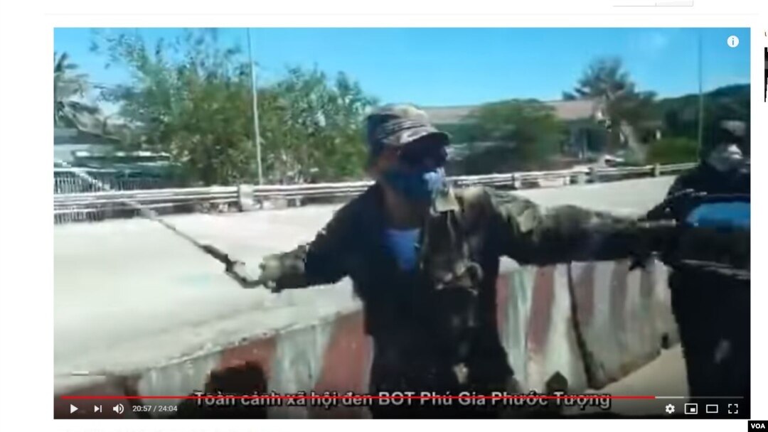 Hành hung người lái xe tại BOT Phú Gia Phước Tượng. Hình: Trích xuất từ trang Phá BOT Bẩn, YouTube.