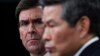 El secretario de Defensa de EE.UU., Mark Esper, (izquierda) escucha al ministro de Defensa de Corea del Sur, Jeong Kyeong-doo, durante una conferencia de prensa en el Pentágono el 24 de febrero de 2020.