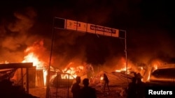 Пожар беснее по израелски напад врз област наменета за раселените Палестинци, во Рафа.