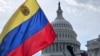 Una bandera venezolana es ondeada en las inmediaciones del Congreso de EEUU. 