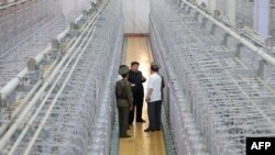 2024년 9월 13일 북한 관영 '조선중앙통신'은 김정은 국무위원장이 핵무기연구소와 무기급 핵 물질 생산시설을 현지 지도하고 무기급 핵 물질 생산을 늘리기 위한 중요 과업을 제시했다며 날짜 미상의 사진을 공개했다. (자료사진)