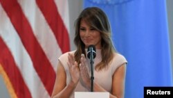 La primera dama de EE.UU.,Melania Trump, pronuncia un discurso sobre su iniciativa "Se Mejor" (Be Best) durante una recepción para invitados a la 73 Asamblea General de la ONU, en la misión de EE.UU. en las Naciones Unidas. Septiembre 26 de 2018. Foto: Reuters/Darren Ornitz.