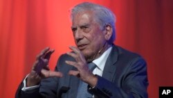 El escritor peruano Mario Vargas Llosa habla durante una campaña electoral para las elecciones regionales de Cataluña en Barcelona, España, 16 de diciembre de 2017.