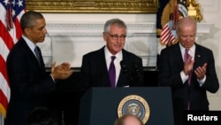 Президент США Барак Обама та віце-президент Джозеф Байден на прес-конференції з приводу відставки Гейґела (у центрі). 